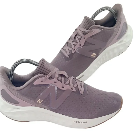 New Balance Women's Fresh Foam Arishi V4 running shoe.Lilac Chalk/Violet Size 9 - Picture 2 of 5